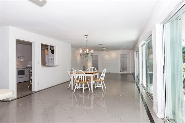 Building Photo - 2108 NE 44th St