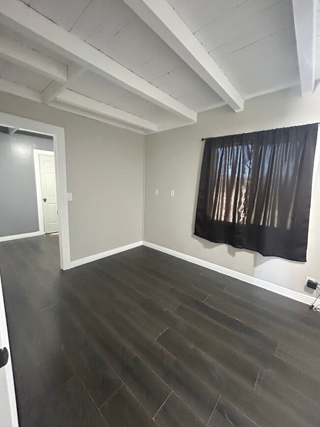Building Photo - Newly Renovated 2 Bedroom 1 Bathroom Home