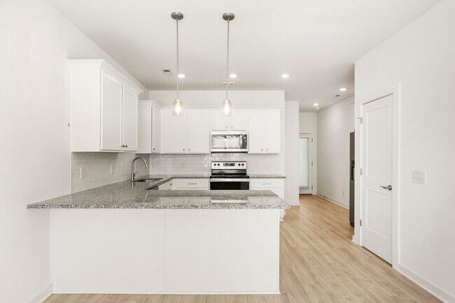 Building Photo - 3 Bed/3 Full Baths! Newer Townhome