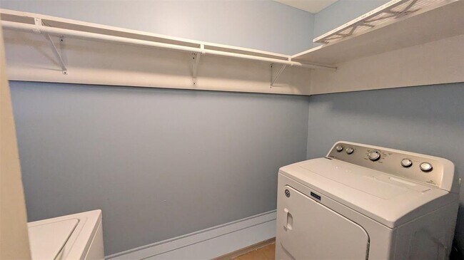 Building Photo - 44 W Tri Oaks Ln