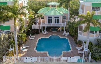 Building Photo - Seasonal Waterfront Living | Available April 15 – October 31