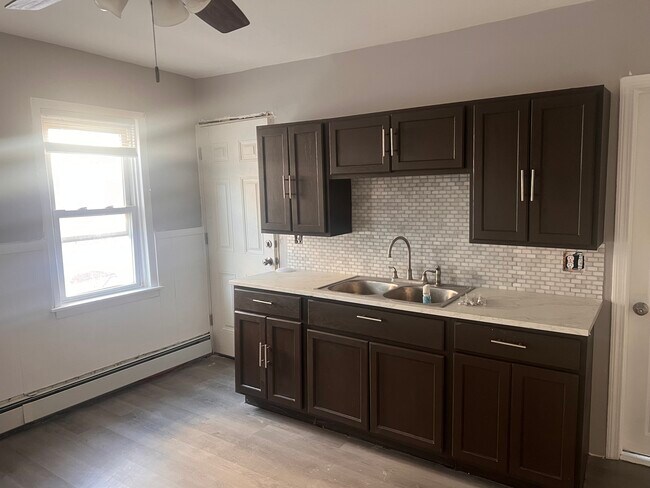 Building Photo - 16 Hillhurst Ave
