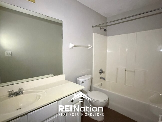 Building Photo - INCREDIBLE LAYOUT! 3BR/2BA Memphis Gem | Vaulted Ceilings & Soaking Tub | Deck & Fenced Yard!