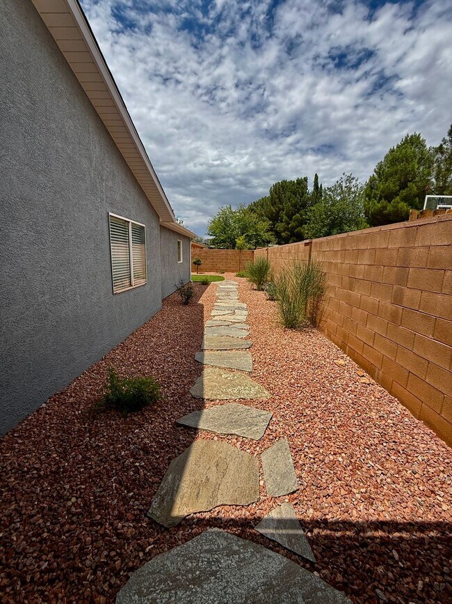 Building Photo - 389 E 500 S