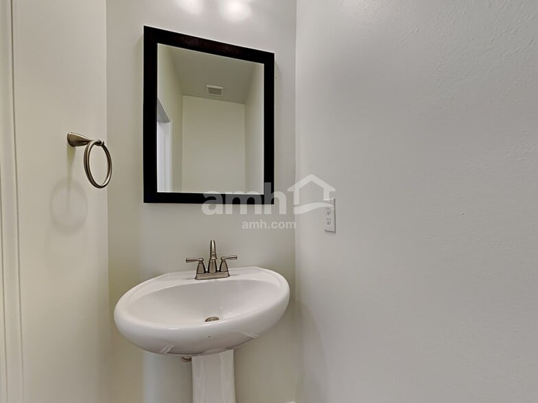 Building Photo - 351 Shady Glen