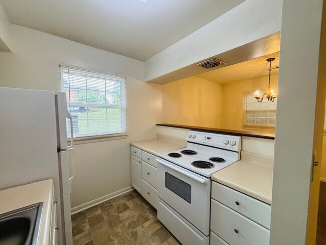 Building Photo - 446 Marlington St