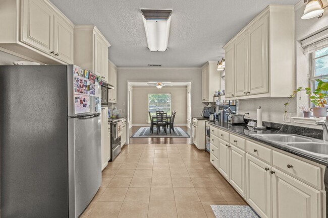 Building Photo - 3518 Westcliff Rd S