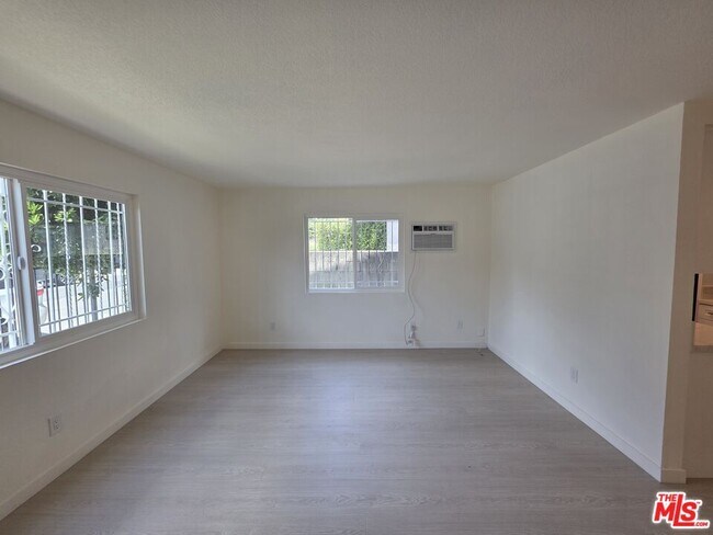 Building Photo - 912 N Ridgewood Pl