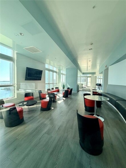 Building Photo - 300 S Biscayne Blvd