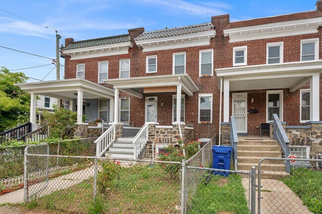 Building Photo - 3003 W Garrison Ave