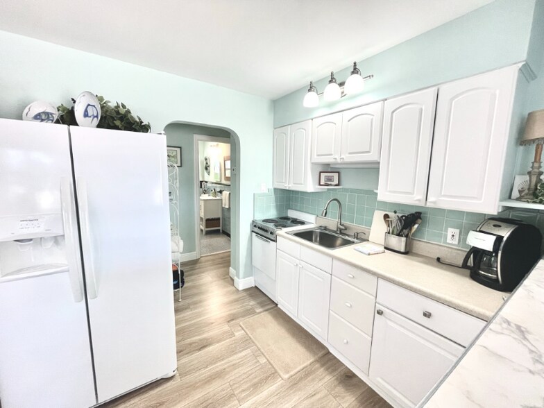 Building Photo - 14902 N Bayshore Dr