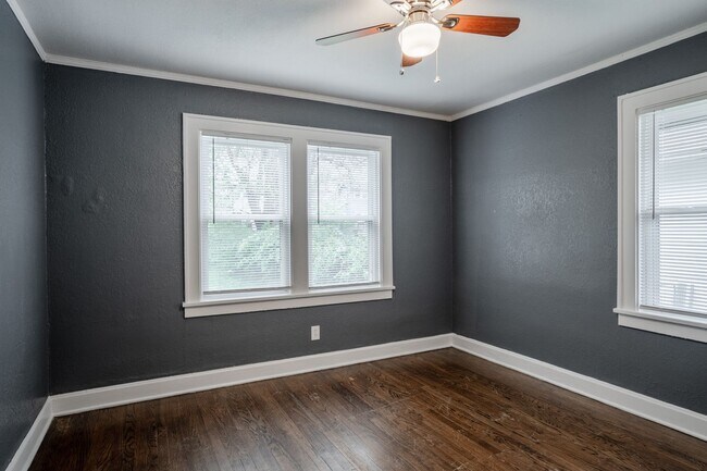 Building Photo - 2bd/1ba Bungalow!!