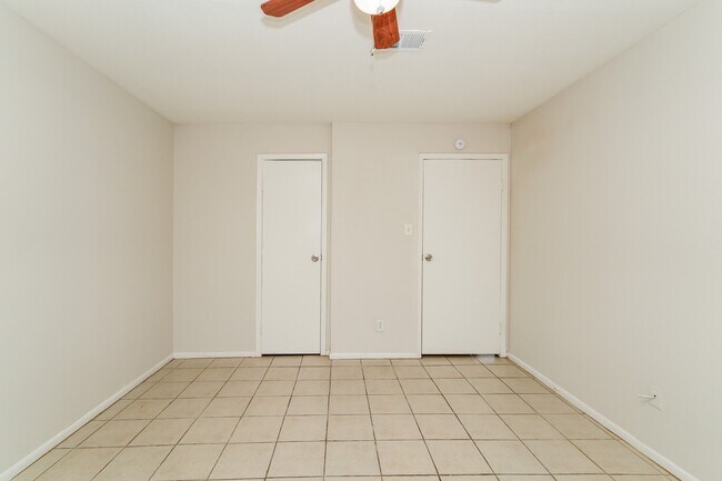 Building Photo - 4021 Briar Hollow Dr