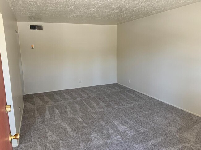 Building Photo - 1431 Girard Blvd NE