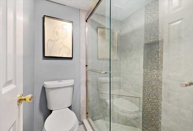 Building Photo - 727 Davis Rd