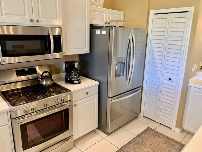 Building Photo - 2775 Royal Palm Dr