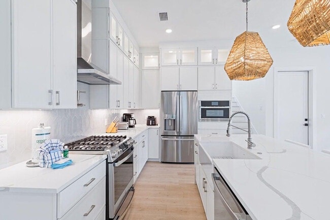 Building Photo - 68 Sarah St