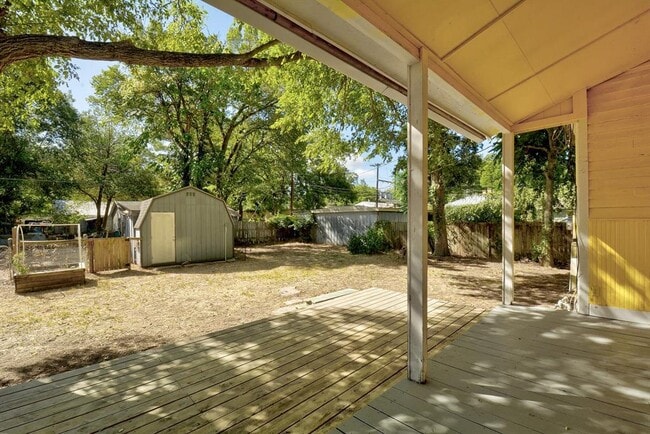 Building Photo - 304 Olive St