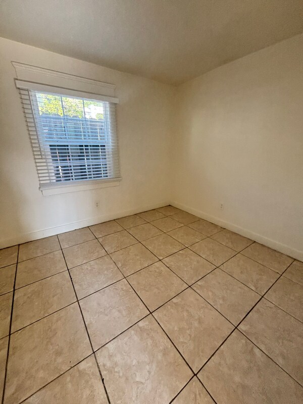 Building Photo - 1402 N Willowbrook Ave