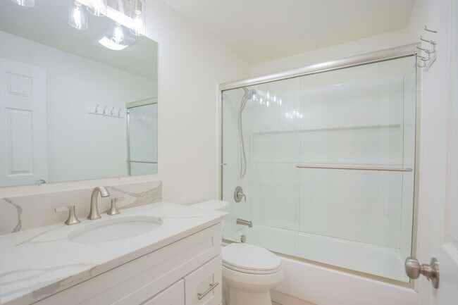 Building Photo - Newly Remodeled 2 Bedroom!