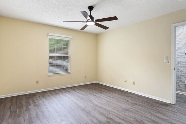 Building Photo - 2 Bedroom 2 Bathroom Gated Community