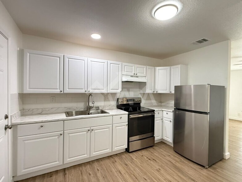 Building Photo - 4847 Featherock Dr