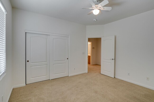 Building Photo - FANTASTIC 3 BEDROOM 2.5 BATH IN NORTH LAS ...