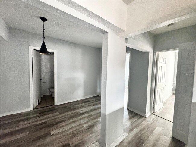 Building Photo - 704 Cordova Dr