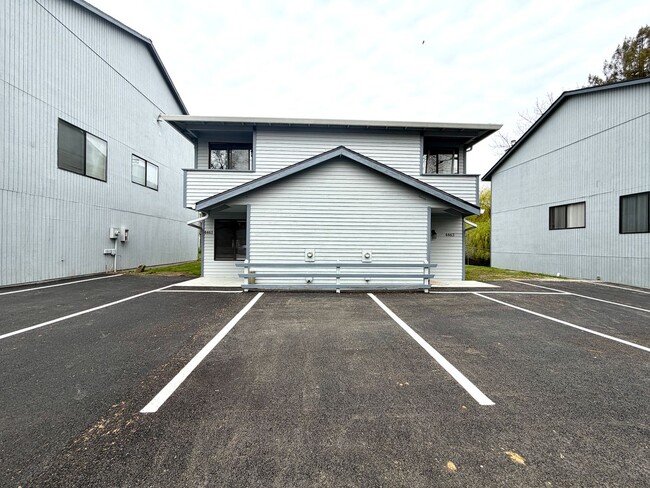 Building Photo - 3 Bed 1.5 Bath Townhouse In Garden Home~ A/C~ Wood Burning Fireplace~ Washer/Dryer Hook-Ups~ Off ...