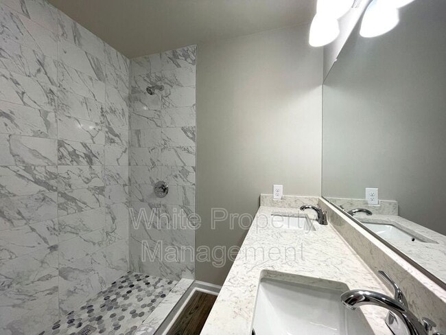 Building Photo - 706 Hillside St