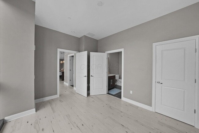 Building Photo - 250 W Spring St