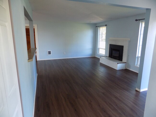 Building Photo - ***$500 Move in Credit!*** Beautiful 3 Bed...