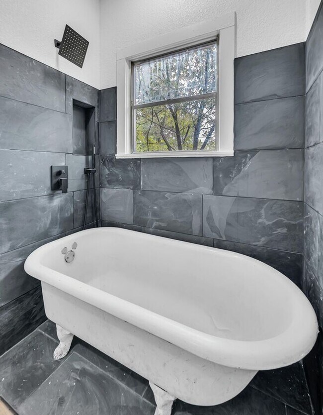 Building Photo - Spacious 4BD 2BA Home in Waco