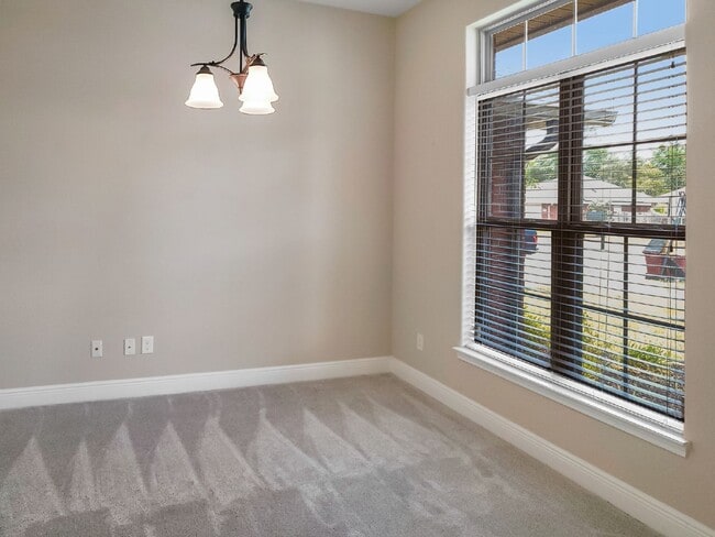 Building Photo - Clean and spacious home!