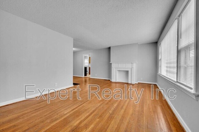 Building Photo - 920 Parkway Dr