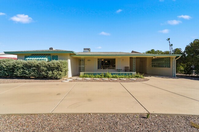 Building Photo - Spacious 3 Bed in Dreamland Villa | Corner Lot + Circular Drive