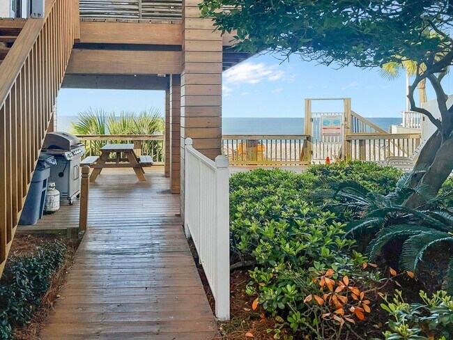 Building Photo - Amazing 3-Bed Condo with HUGE porch on the beach