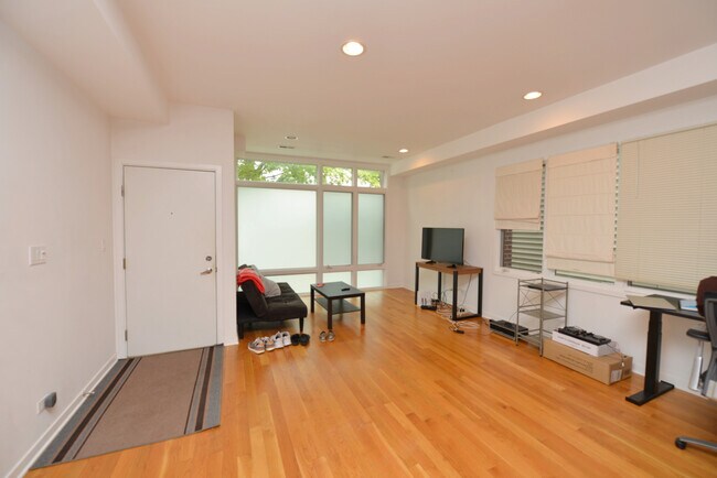 Building Photo - 1623 W Wolfram St