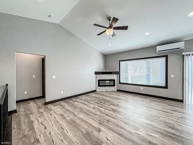 Building Photo - 1855 NE Little Beaver Dr