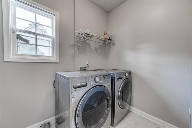 Building Photo - 4768 Sylvan St