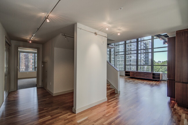 Building Photo - Great 2bd/2ba modern town home located in the center of South Lake Union W/S/G and ( 2) parking s...
