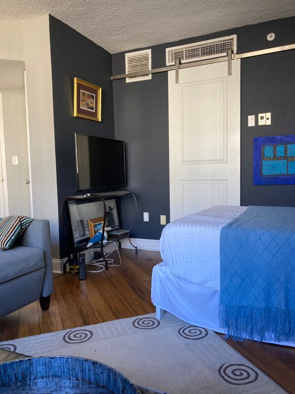 Building Photo - 470 3rd St S