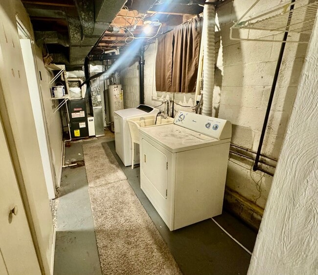 Building Photo - Charming 3 Bed/1.5 Bath Home - Integral Garage, Laundry in Basement - Available NOW in Turtle Creek!