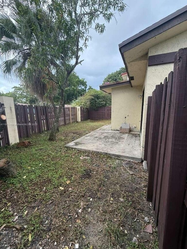 Building Photo - 6200 NW 26th Ct