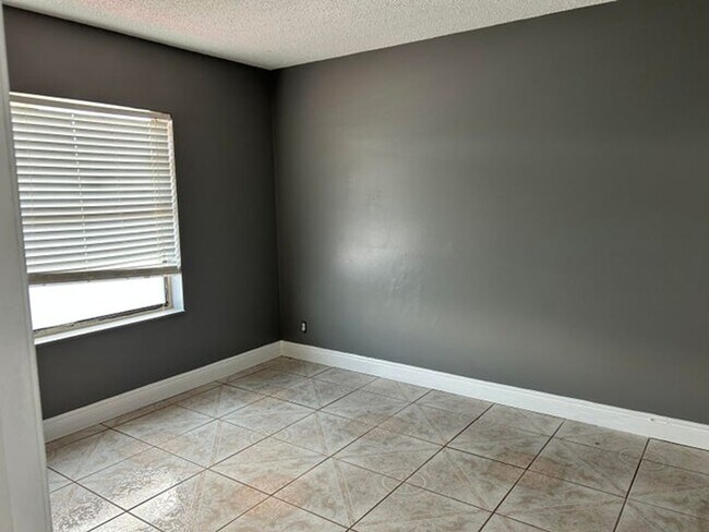 Building Photo - 7347 Pinedale Dr