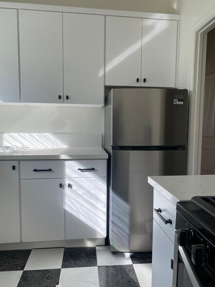 Kitchen - 429 N Stanley Ave