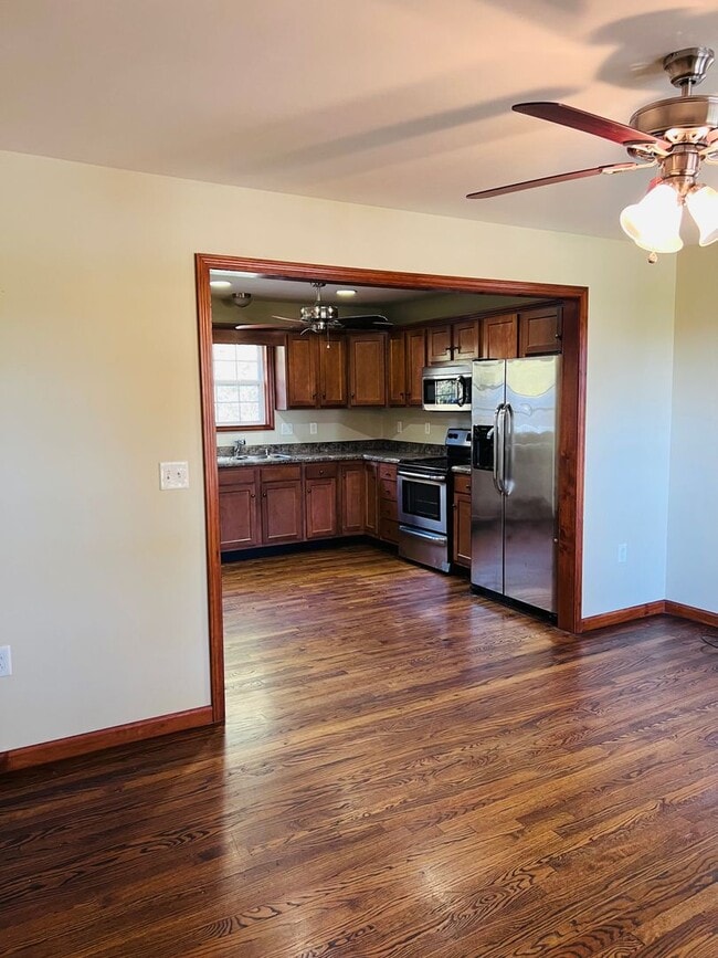 Building Photo - 2 bed 1.5 Bath Single Family Home