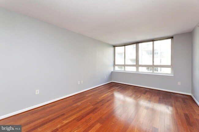 Building Photo - 355 I St SW