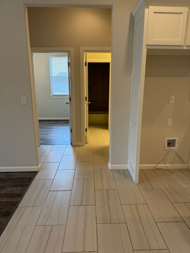 Building Photo - 3 Bed 2 bath with an office in The Enclave