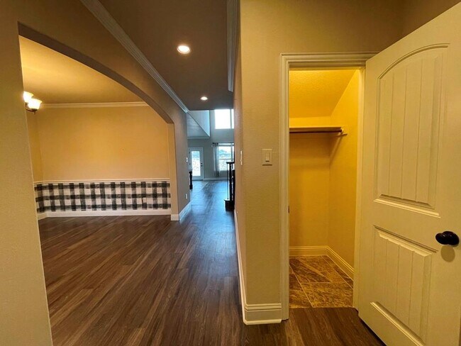 Building Photo - 433 Mistflower Springs Dr